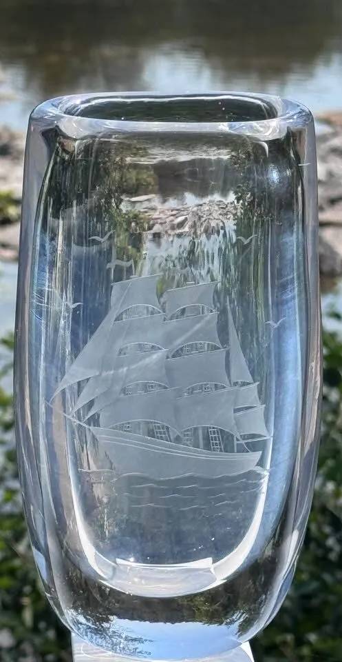 MCM Swedish Crystal Vase 8" - Kosta Glass Hand Engraved Sailing Ship-Signed - photo 8
