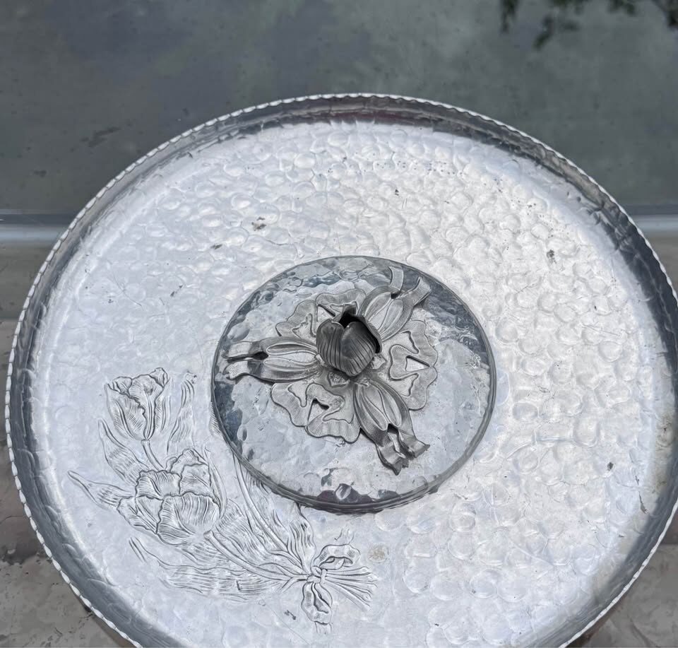Vintage Rodney Kent Hammered Aluminum Tulip Tray #460 (with Original Lid) - photo 4