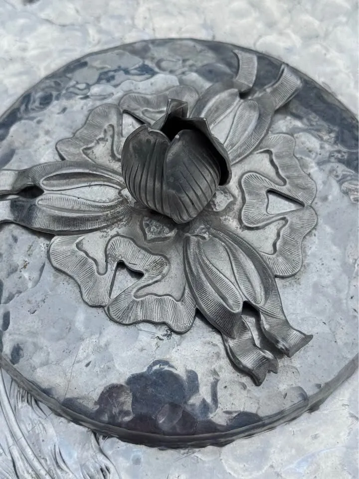 Vintage Rodney Kent Hammered Aluminum Tulip Tray #460 (with Original Lid) - photo 5