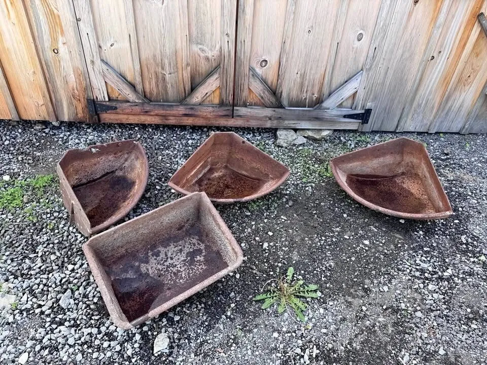 Antique Beatty Bros. LTD Cast Iron Corner Horse Troughs / Garden Planters - photo 2