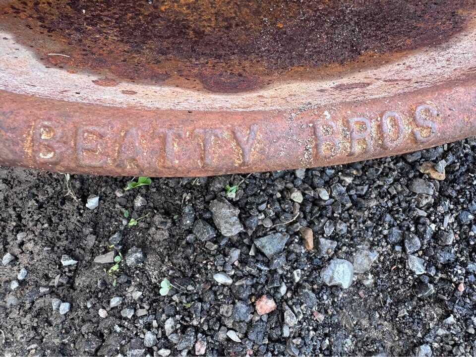 Antique Beatty Bros. LTD Cast Iron Corner Horse Troughs / Garden Planters - photo 3