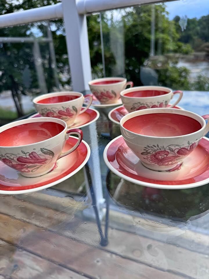 Collectible Susie Cooper Red Tiger Lily teacups and saucers 1930s